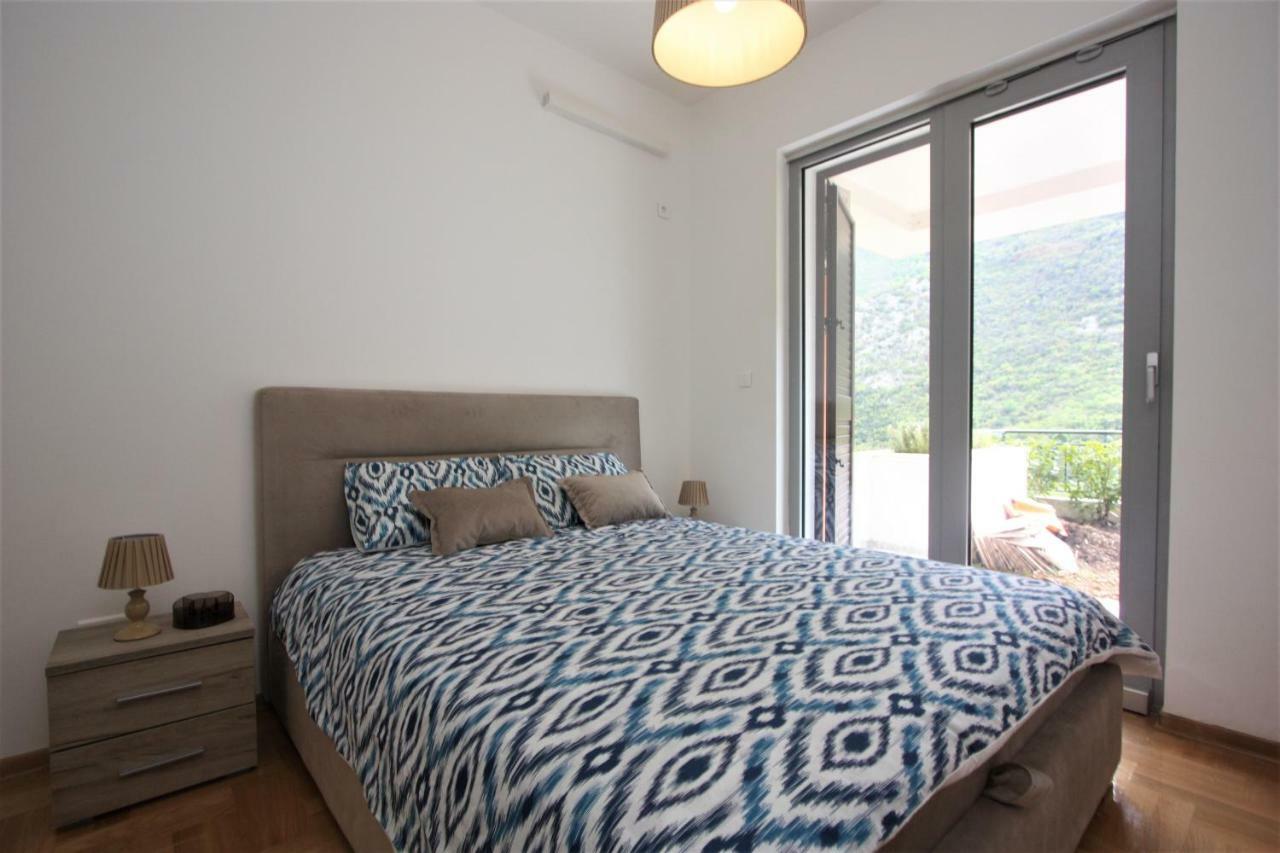 Luxury 1 Bedroom Apartment With Cozy Garden D2-2 In Morinj 코토르 외부 사진